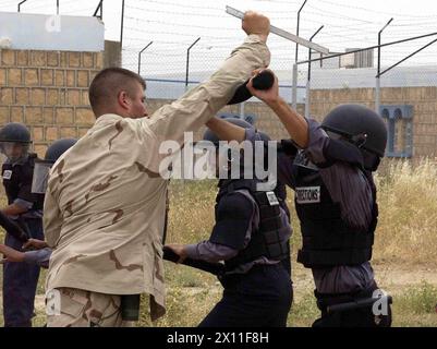 Sergeant 1. Klasse Ronald Miko (links), ein Soldat des 416. Zivilschutzbataillons, benutzt ein scharfes Objekt, um die Fähigkeit eines Strafvollzugsbeamten zu testen, sich gegen einen Messerangriff zu verteidigen, während des letzten Trainingstages für das Notfallteam CA. Mai 2004 Stockfoto