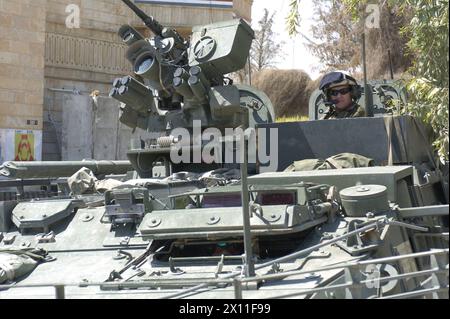 Generalmajor der Armee Kenneth Preston verlässt den Kommandantensitz eines Stryker-Fahrzeugs, bevor er am 13. August 2004 Camp Freedom in Mossul, Irak, verlässt. Stockfoto