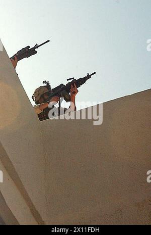 Soldaten der Alpha-Kompanie, des 91. Ingenieur-Bataillons, des 2. Brigade-Kampfteams, der 1. Kavallerie-Division, halten während der Eröffnung der Amariya-Feuerwache (ca. August 2004 Stockfoto