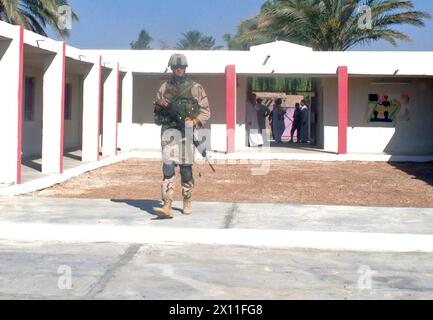 Ein Soldat der 81. Brigade Combat Team sorgt für Sicherheit bei der Eröffnung der Grundschule al-Salam 7. August 2004. Die Schule befindet sich im Dorf Al BU Hassan Iraq in der Nähe von LSA Anaconda und wurde von Grund auf für $80.000 gebaut. Stockfoto