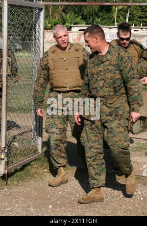 Oberst Gareth F. Brandl (links), Befehlshaber der 22. Marine Expeditionary Unit, geht mit Oberst Gary F. Keim (rechts) Combat Logistics Battalion 22, als er am 24. Januar 2010 in Petit Goave, Haiti ankommt. Als Reaktion auf ein verheerendes Erdbeben, das das Land Haiti heimsuchte, begannen Marines und Seeleute der 22. MEU, Hilfsgüter zu liefern und medizinische Hilfe zur Unterstützung der Operation Unified Response am 19. Januar zu leisten. Stockfoto