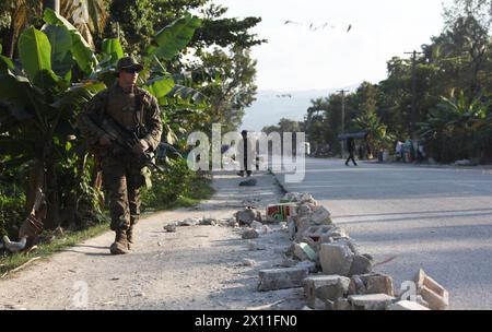 Marines der Lima Company, Battalion Landing Team, 3. Bataillon, 2. Marine Regiment, 22. Marine Expeditionary Unit, führen am 24. Januar 2010 eine Vermessung des Gebiets in Leogane, Haiti, durch. Die Marines flogen früher am Tag in das Gebiet und errichteten ein neues Gebiet für humanitäre Hilfe für haitianische Erdbebenopfer in einem Missionsgebiet. Stockfoto