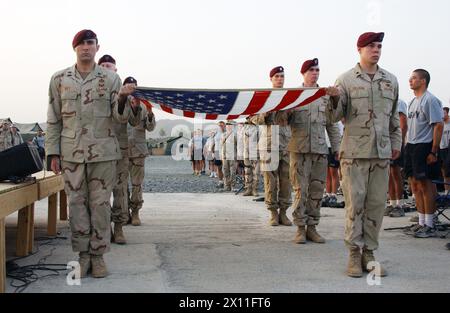 Am 4. Juli 2004 trugen Soldaten, die dem 1/501. Fallschirmjäger-Infanterieregiment (PIR) zugewiesen wurden, während der Unabhängigkeitstag-Feier in Salerno, Afghanistan, die Flagge der Vereinigten Staaten. Die Soldaten der 1/501st t (PIR) und anderer Koalitionstruppen werden zur Unterstützung der Operation Enduring Freedom nach Afghanistan entsandt. Stockfoto