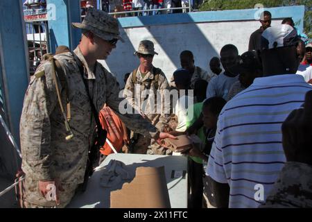 Marines und Matrosen des Kampflogistik-Bataillons 24 und des Bataillons Landing Team, 1. Bataillon, 9. Marine-Regiment, 24. Marine Expeditionstruppe, starteten von der USS Nassau aus, um eine Standortuntersuchung und humanitäre Hilfe in La Gonave, Haiti, am 25. Januar 2010 durchzuführen. Stockfoto