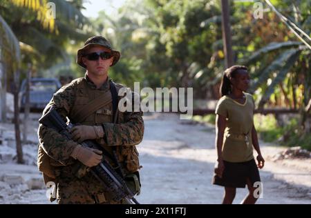 Ein Marine der Lima Kompanie, Battalion Landing Team, 3. Bataillon, 2. Marine Regiment, 22. Marine Expeditionary Unit, nimmt am 24. Januar 2010 an einer Aufklärungspatrouille in den Straßen der Ouest Region Haitis Teil. Die Kompanie flog früher am Tag in die Stadt Leogane, richtete einen Kommandoposten ein und führte Aufklärungspatrouillen durch, um das Gebiet zu untersuchen, um humanitäre Hilfe und Katastropheneinsätze für die Menschen in der Umgebung zu beginnen. Stockfoto