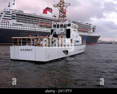 FORT LAUDERDALE, Florida (26. Januar 2004)-- das Personal von Coast Guard Cutter Gannett, Station Fort Lauderdale, Air Station Miami und Maritime Safety and Security Team 91108 sorgt für Sicherheit bei der Ankunft des neuesten und größten Kreuzfahrtschiffs der Welt, Queen Mary 2, bei seiner ersten Hafeneinfahrt auf dem US-amerikanischen Festland Stockfoto