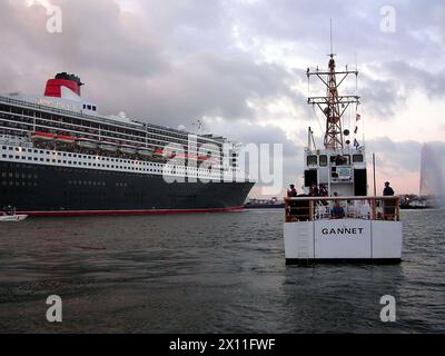 FORT LAUDERDALE, Florida (26. Januar 2004)-- das Personal von Coast Guard Cutter Gannett, Station Fort Lauderdale, Air Station Miami und Maritime Safety and Security Team 91108 sorgt für Sicherheit bei der Ankunft des neuesten und größten Kreuzfahrtschiffs der Welt, Queen Mary 2, bei seiner ersten Hafeneinfahrt auf dem US-amerikanischen Festland Stockfoto
