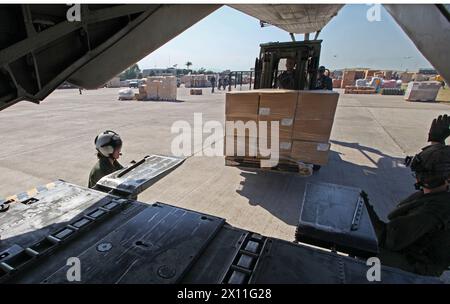 Marines der Marine Heavy Helicopter Squadron 461 (verstärkt), 22nd Marine Expeditionary Unit, laden Wasseraufbereitungstabletten in einen CH-53E Super Hengst nach Port-au-Prince, Haiti, 22. Januar 2010. Die 22. MEU lieferte Nahrungsmittel und Hilfsgüter zur Unterstützung der humanitären Hilfe und Hilfsmaßnahmen für die Opfer des Erdbebens vom 12. Januar. Stockfoto