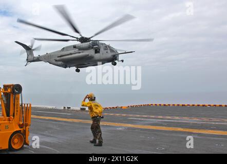 Ein CH-53E Super Hengst der Marine Heavy Helicopter Squadron 461 (verstärkt), 22nd Marine Expeditionary Unit, transportiert eine Gruppe Marines zu ihrer Mission nach Haiti am 19. Januar 2010. Die 22. MEU entsandte am 15. Januar 2010 aus Camp Lejeune, N.C., auf den Schiffen der Bataan Ready Group, um bei der Hilfsaktion, Operation Unified Response, zu helfen. Stockfoto