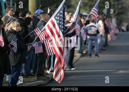 Hero Homecoming: Menschen säumen die Straße, um einen lokalen Marine zu ehren, der in Afghanistan getötet wurde, 21. Januar 2010. Die Leiche von Sgt. Christopher R. Hrbek, 25, einem Westwood, N.J., gebürtig, wurde von der Luftwaffenbasis Dover, Delf., begleitet, vorbei an Straßen, die von Menschen gesäumt waren, die amerikanische Flaggen schwenkten, zum Beckers Funeral Home. Stockfoto