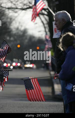 Hero Homecoming: Menschen säumen die Straße, um einen lokalen Marine zu ehren, der in Afghanistan getötet wurde, 21. Januar 2010. Die Leiche von Sgt. Christopher R. Hrbek, 25, einem Westwood, N.J., gebürtig, wurde von der Luftwaffenbasis Dover, Delf., begleitet, vorbei an Straßen, die von Menschen gesäumt waren, die amerikanische Flaggen schwenkten, zum Beckers Funeral Home. Stockfoto