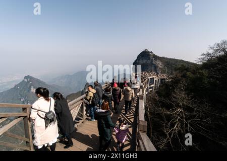 Zhangjiajie, China - 09. Februar 2019: Chinesische Touristen genießen die dramatische Landschaft des Berges Tianmen in der Nähe der Provinz Hunan in China auf einem sonnenschein Stockfoto