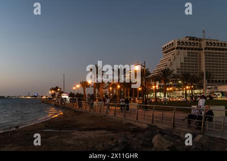 Jeddah, Saudi-Arabien - Januar 30 2023: Die Menschen genießen die Dämmerung an der Al-Hamra Corniche am Roten Meer in Saudi-Arabien. Stockfoto