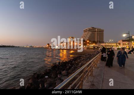 Jeddah, Saudi-Arabien - Januar 30 2023: Die Menschen genießen die Dämmerung an der Al-Hamra Corniche am Roten Meer in Saudi-Arabien. Stockfoto