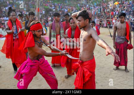 Sylhet, Bangladesch. April 2024. Devotees treten während des Charak Puja Festivals auf. Charak Puja ist ein hinduistisches Volksfest zu Ehren der Gottheit Shiva am letzten Tag des Monats Chaitra. (Kreditbild: © MD Rafayat Haque Khan/OKULARIS via ZUMA Press Wire) NUR REDAKTIONELLE VERWENDUNG! Nicht für kommerzielle ZWECKE! Stockfoto