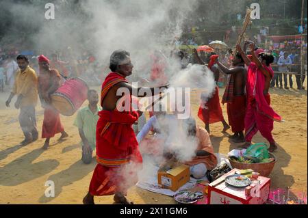 Sylhet, Bangladesch. April 2024. 13. April 2024: Sylhet, Bangladesch: Devotees treten während des Charak Puja Festivals auf. Charak Puja ist ein hinduistisches Volksfest zu Ehren der Gottheit Shiva am letzten Tag des Monats Chaitra. Quelle: SIPA USA/Alamy Live News Stockfoto