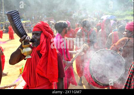 Sylhet, Bangladesch. April 2024. Devotees treten während des Charak Puja Festivals auf. Charak Puja ist ein hinduistisches Volksfest zu Ehren der Gottheit Shiva am letzten Tag des Monats Chaitra. (Kreditbild: © MD Rafayat Haque Khan/OKULARIS via ZUMA Press Wire) NUR REDAKTIONELLE VERWENDUNG! Nicht für kommerzielle ZWECKE! Stockfoto