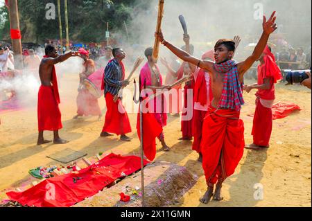 Sylhet, Bangladesch. April 2024. Devotees treten während des Charak Puja Festivals auf. Charak Puja ist ein hinduistisches Volksfest zu Ehren der Gottheit Shiva am letzten Tag des Monats Chaitra. (Kreditbild: © MD Rafayat Haque Khan/OKULARIS via ZUMA Press Wire) NUR REDAKTIONELLE VERWENDUNG! Nicht für kommerzielle ZWECKE! Stockfoto