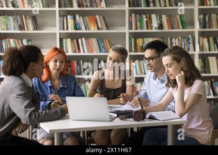 Gruppe multiethnischer Studenten, die die Meinung eines hispanischen Schulkameraden hören Stockfoto