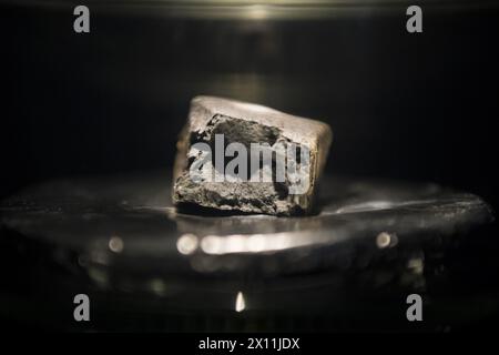 Aktenfoto vom 05/21 eines Meteoriten, der in einem Schaffeld in Winchcombe fiel, im Natural History Museum in London ausgestellt. Der Meteorit, der vor drei Jahren in Gloucestershire landete, wurde zertrümmert und immer wieder aufgebaut, während er eine brutale Reise durch den Weltraum ertrug, sagten Wissenschaftler. Ausgabedatum: Montag, 15. April 2024. Stockfoto