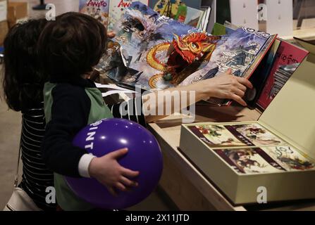 Paris, Frankreich. April 2024. Während des Pariser Buchfestivals 2024 in Paris, Frankreich, am 14. April 2024, wurden chinesische Kinderbücher gelesen. Die dreitägige Veranstaltung endete hier am Sonntag Credit: Gao Jing/Xinhua/Alamy Live News Stockfoto