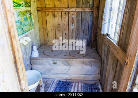 Malerisches altes Outthouse in altmodischem Stil Stockfoto