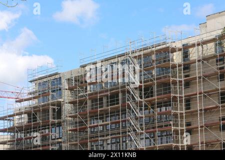 Blick am Sonntag 14.04.2024 in Klink Landkreis Mecklenburgische Seenplatte auf das künftige Dorint Seehotel & Resort Klink / Müritz. Das angehende Hotel wird an der Stelle errichtet wo sich einst das Müritz-Hotel befand das am Donnerstag 28.09.2017 gesprengt wurde. Es soll einmal 241 Gästezimmer und sechs Suiten haben. Dazu soll es einen 1000 Quadratmeter Konferenz- und Seminarbereich bekommen. Außerdem ist ein 1,300 Quadratmeter großer Spa / Wellnes und Fitnessbereich geplant. Hinsichtlich dessen sind bereits jetzt deutliche Konturen der neuen Ferienanlage sichtbar. Vergleiche auch Bilder SPR Stockfoto