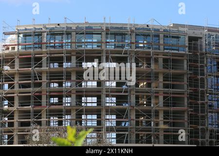 Blick am Sonntag 14.04.2024 in Klink Landkreis Mecklenburgische Seenplatte auf das künftige Dorint Seehotel & Resort Klink / Müritz. Das angehende Hotel wird an der Stelle errichtet wo sich einst das Müritz-Hotel befand das am Donnerstag 28.09.2017 gesprengt wurde. Es soll einmal 241 Gästezimmer und sechs Suiten haben. Dazu soll es einen 1000 Quadratmeter Konferenz- und Seminarbereich bekommen. Außerdem ist ein 1,300 Quadratmeter großer Spa / Wellnes und Fitnessbereich geplant. Hinsichtlich dessen sind bereits jetzt deutliche Konturen der neuen Ferienanlage sichtbar. Vergleiche auch Bilder SPR Stockfoto