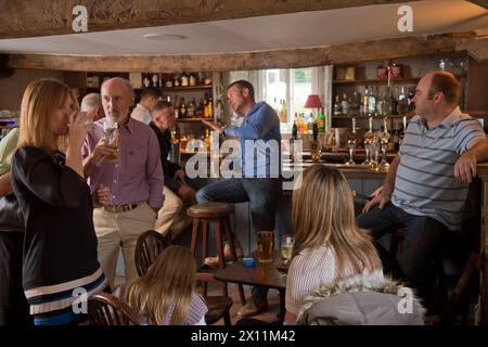 Sonntagsmittagsgetränke im Talbot Inn in Mells, Somerset, Großbritannien. Stockfoto