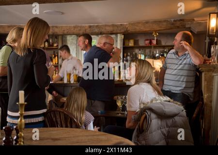 Sonntagsmittagsgetränke im Talbot Inn in Mells, Somerset, Großbritannien. Stockfoto