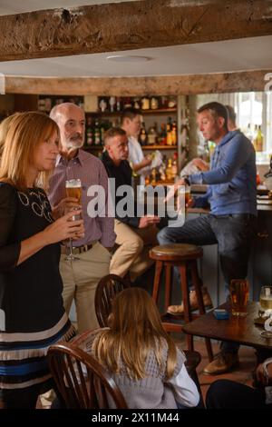 Sonntagsmittagsgetränke im Talbot Inn in Mells, Somerset, Großbritannien. Stockfoto