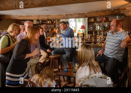 Sonntagsmittagsgetränke im Talbot Inn in Mells, Somerset, Großbritannien. Stockfoto