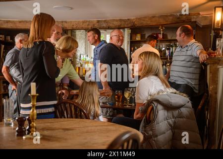 Sonntagsmittagsgetränke im Talbot Inn in Mells, Somerset, Großbritannien. Stockfoto