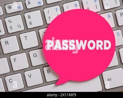 Das Wort Passwort auf der Sprechblase über der Computertastatur. Stockfoto