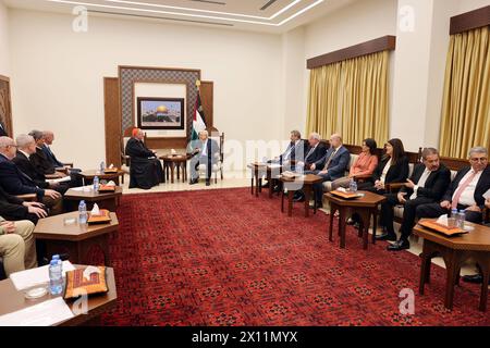 Der palästinensische Präsident Mahmud Abbas Abu Mazen trifft sich am 14. April 2024 mit Kardinal Timothy Dolan, dem Erzbischof von New York City, in Ramallah, Palästina. Foto: Thaer Ganaim apaimages Ramallah West Bank Palästinensische Gebiete 140424 Ramallah PPO 002 Copyright: XapaimagesxThaerxGanaimxxapaimagesx Stockfoto