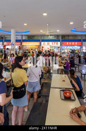 Kundenkreis im Hawker Center im Tiong Bahru Market Building in Tiong Bahru Estate, Singapur Stockfoto