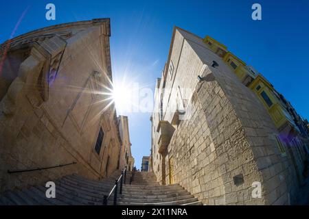 Valletta, Malta, 03. April 2024 Panoramablick auf die Old Teather Street Treppe im Stadtzentrum Stockfoto