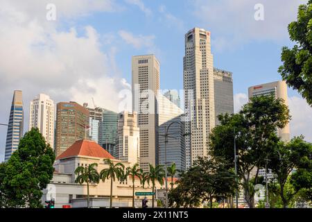 Am späten Nachmittag sonnen Sie sich über dem Parlamentsgebäude im Civic District mit den Wolkenkratzern des CBD, die über Singapur ragen Stockfoto