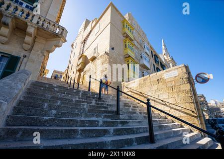 Valletta, Malta, 03. April 2024 Panoramablick auf die Old Teather Street Treppe im Stadtzentrum Stockfoto