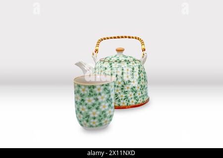 Wunderschönes asiatisches Teetopf- und Becherset mit Blumenmuster Stockfoto