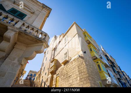 Valletta, Malta, 03. April 2024 Panoramablick auf die Old Teather Street Treppe im Stadtzentrum Stockfoto