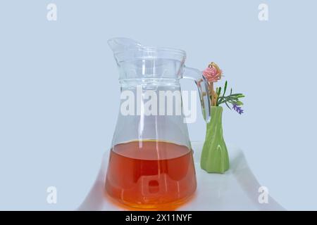 Ein klarer Glasbecher, der für 3D-Mockup mit Wasser, Tee oder Kaffee geeignet ist Stockfoto