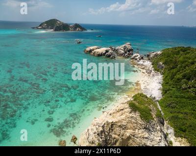 Okinawa, Japan: Luftaufnahme des Aharen Strandes auf der tropischen Insel Tokashiki in Okinawa im Pazifischen Ozean. Stockfoto