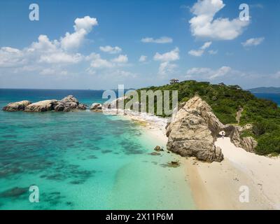 Okinawa, Japan: Luftaufnahme des Aharen Strandes auf der tropischen Insel Tokashiki in Okinawa im Pazifischen Ozean. Stockfoto