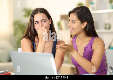 Frau mit schlechtem Atem, die zu Hause mit einem angeekelten Freund redet Stockfoto