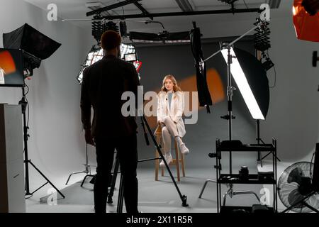Filmcrew am Set für die Dreharbeiten eines TV-Interviews. Fernsehsendung. Stockfoto