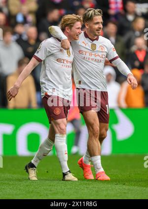 London, Großbritannien. April 2024 - Crystal Palace gegen Manchester City - Premier League - Selhurst Park. Kevin de Bruyne feiert sein zweites Tor gegen Crystal Palace mit Jack Grealish. Bildnachweis: Mark Pain / Alamy Live News Stockfoto