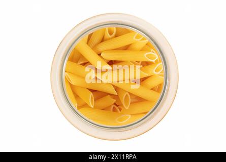 Pasta Penne Rigate isoliert auf weißem Hintergrund Stockfoto