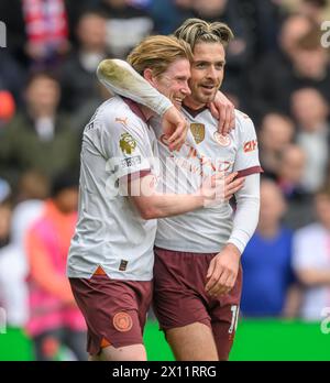 London, Großbritannien. April 2024 - Crystal Palace gegen Manchester City - Premier League - Selhurst Park. Kevin de Bruyne feiert sein zweites Tor gegen Crystal Palace mit Jack Grealish. Bildnachweis: Mark Pain / Alamy Live News Stockfoto