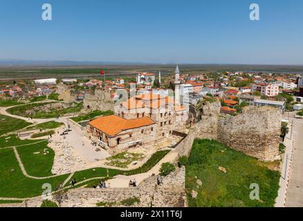 Blick auf die Hagia Sophia Moschee, die antike Moschee Enez (Ainos) Fatih Moschee, erbaut im 12. Jahrhundert und 1455 in eine Moschee umgewandelt, und Enez (Ainos) Stockfoto